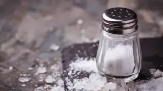 4 техники рисования космоса ко Дню Космонавтики с помощью соли и подручных средств