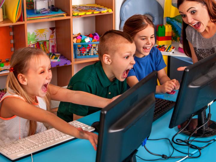 Компьютер для детей. Дети за компьютером в детском саду. Воспитатель дети и компьютер. Дети в саду с компьютером. Детский сад неадекватный ребенок